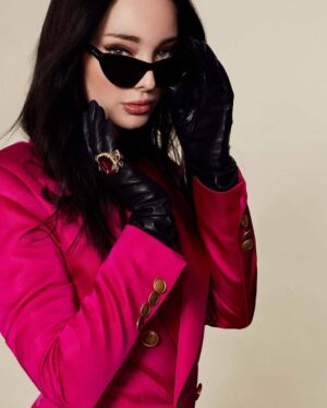 Emma Dumont Instagram - Living my fuchsia fantasy! 💕

@fault_magazine
:
Photographer: @heyjesshi
:
Wardrobe: @mrenriquemelendez
:
Alterations: @auntfunkyscloset
:
Hairstylist: @kattthompson
:
Makeup: @reneeloizmakeup
:
