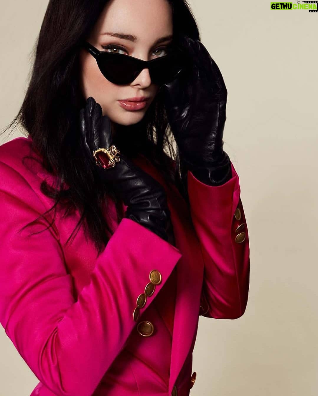 Emma Dumont - 16.2K Likes - Living my fuchsia fantasy! 💕
@fault_magazine
:
Photographer: @heyjesshi
:
Wardrobe: @mrenriquemelendez
:
Alterations: @auntfunkyscloset
:
Hairstylist: @kattthompson
:
Makeup: @reneeloizmakeup
: