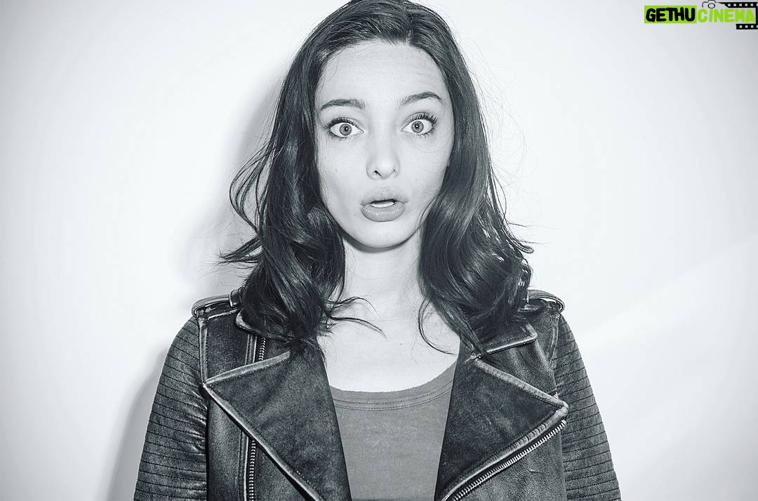 Emma Dumont - 26.2K Likes - A normal conversation with me goes something like this... LOVE YOU @issue_mag! 🖤🖤🖤 #faces