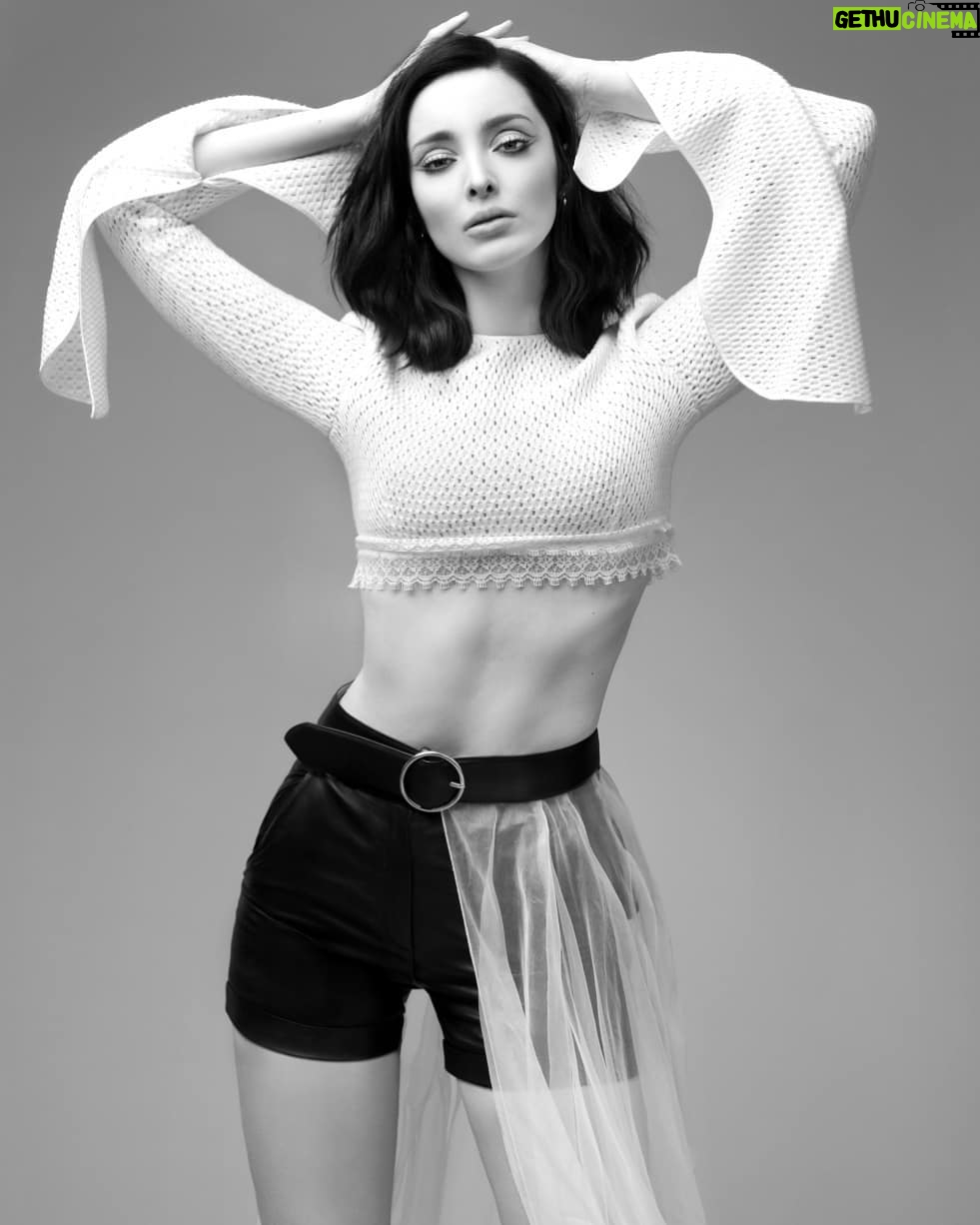 Emma Dumont - 26.3K Likes - 🖤🖤🖤 📷: @emilysandiferphotography
MU: @marinagravani
HAIR: @paulnortonhair
STYLING: @rima_rama
EDITOR-IN-CHIEF: @jazzieperrier
INTERVIEW BY: @parker_s_s
@casementstudio