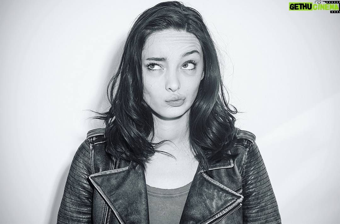 Emma Dumont - 26.2K Likes - A normal conversation with me goes something like this... LOVE YOU @issue_mag! 🖤🖤🖤 #faces