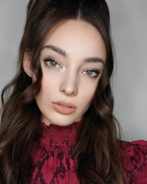 Emma Dumont Instagram - I've now seen every episode of Hardcore Pawn.