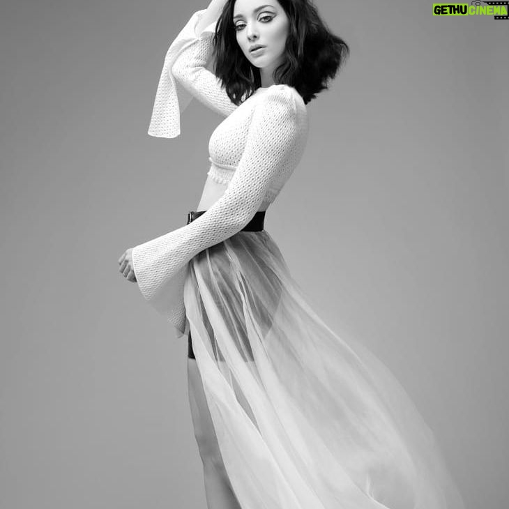 Emma Dumont - 14.4K Likes - 📷: @emilysandiferphotography
MU: @marinagravani
HAIR: @paulnortonhair
STYLING: @rima_rama
EDITOR-IN-CHIEF: @jazzieperrier
INTERVIEW BY: @parker_s_s
@casementstudio