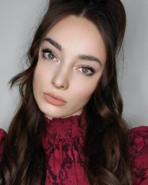 Emma Dumont Instagram - I've now seen every episode of Hardcore Pawn.