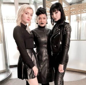 Emma Dumont Instagram - My queens 💙❤💚
