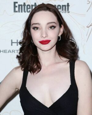 Emma Dumont Instagram - Had such a blast last night! Thank you @entertainmentweekly 💋💋💋 #EWSAGAwardsParty