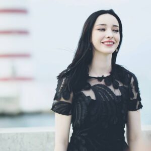 Emma Dumont Instagram - You're never fully dressed without a smile! ❤❤❤