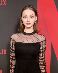 Emma Dumont Instagram - Having the best time celebrating the premiere of #iamnotokaywiththis on @netflix ❤💋❤