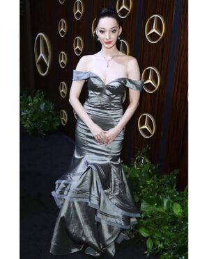 Emma Dumont Instagram - Thank you @mercedesbenz for a fabulous Oscars celebration! 🖤🖤🖤