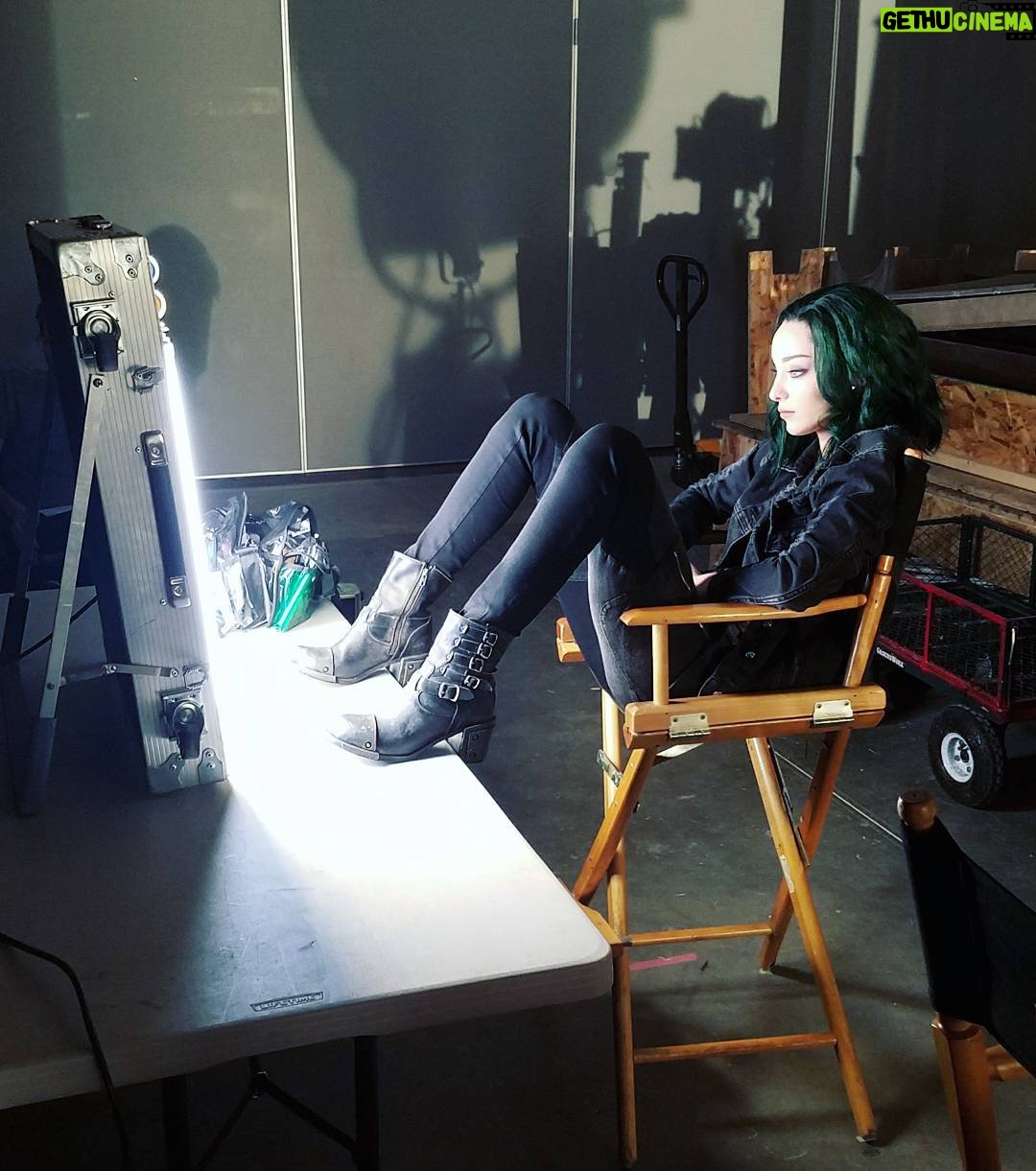 Emma Dumont Instagram - Work time 💚 #thegifted #polaris @thegiftedonfox 📷: @cobybellagram