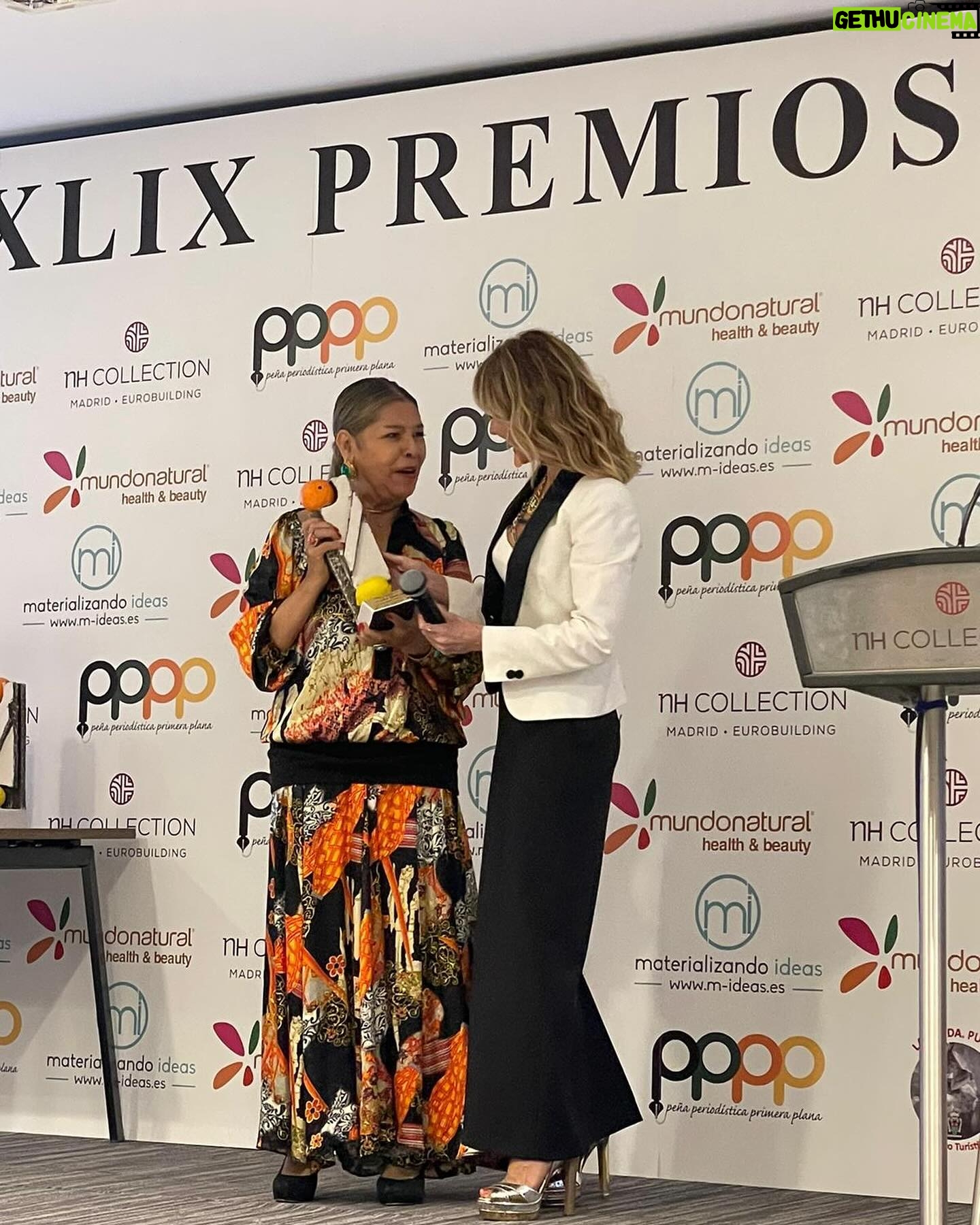 Emma García Instagram - Querid@s compañer@s de @ppprimeraplana ,qué feliz me hicisteis ayer al entregarme el Premio de Comunicación Hugo Ferrer. Me hace especial ilusión viniendo de vosotr@s que amáis esta profesión tanto como yo. ¡¡¡Muchísimas gracias por vuestro cariño y muchas felicidades al resto de los premiados!!!❤️ @ppprimeraplana #PremioComunicaciónHugoFerrer #FelizTarde