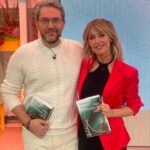 Emma García Instagram – Qué alegría de visita y qué regalazo tu novela “París despertaba tarde”… no sabes qué ganas tenía de darte un abrazo mi querido @maximohuerta ❤️

Look : 
▫️Joyas @argiajewels 
▫️Vestido @courreges 
▫️Blazer @bcbgmaxazria 

Estilista @pepa.carmona 
Sastra @modabelenmadrid 
Maquillaje @arquimedesllorens_maquillador
Peluquería @ooodeee

#FelizDomingo #Fiesta #ALasCuatro #TeEspero #SeguimosEnLaRed  @unicorntves @telecincoes @mediasetcom