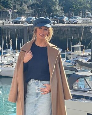 Emma García Instagram - Gracias a todo el equipazo de @holacom por este maravilloso reportaje en mi tierra, en Donostia. Fue un placer compartir un día tan bonito y soleado. Nos faltaron los pintxos… la próxima…💙💙

#FelizMartes #QueHoyPaseUnPocoDeTodo #PeroDeLoQueTeHaceFeliz #SeguimosEnLaRed