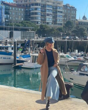 Emma García Instagram - Gracias a todo el equipazo de @holacom por este maravilloso reportaje en mi tierra, en Donostia. Fue un placer compartir un día tan bonito y soleado. Nos faltaron los pintxos… la próxima…💙💙

#FelizMartes #QueHoyPaseUnPocoDeTodo #PeroDeLoQueTeHaceFeliz #SeguimosEnLaRed