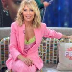 Emma García Instagram – ¡¡¡Sábados de color rosa!!!🩷🩷

Look :
▪️Joyas @argiajewels 
▪️Traje @simonacorselliniofficial 
▪️Sandalias @miamicci.es 

Estilista @pepa.carmona 
Sastra @modabelenmadrid 
Peluquería @alba.arance 
Maquillaje @carmenmaquillaje 

#DomingosContigo #Fiesta @unicorntves @telecincoes @mediasetcom