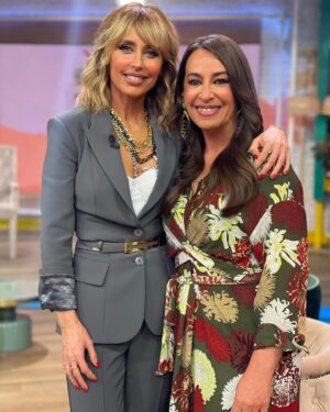 Emma García Instagram - Aquí estamos de Semana Santa @fiestatelecinco 😘😘😘

▫️Look :
-Joyas @argiajewels 
-Traje @clndstno1 

Estilista @pepa.carmona 
Sastra @modabelenmadrid 
Maquillaje @carmenmaquillaje 
Peluquería @ooodeee 

#HoyMásFiesta #GraciasPorAcompañarnos @unicorntves @telecincoes @mediasetcom
