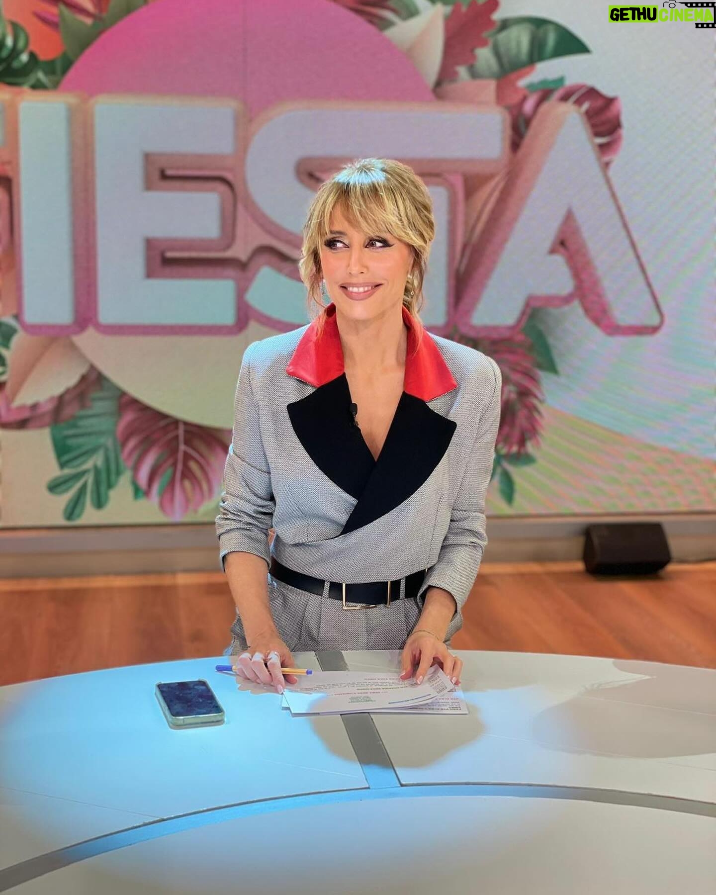 Emma García Instagram - Empieza mi finde… buenísima semana a tod@s🌟🌟🌟 Look : ▫️Joyas @argiajewels ▫️Pantalón @theiqcollection , Chaqueta customizada por @modabelenmadrid Estilista @pepa.carmona Sastra @modabelenmadrid Peluquería @angelrgueez Maquillaje @arquimedesllorens_maquillador #FelizLunes #ComenzamosSemana #SeguimosEnLaRed @unicorntves @telecincoes @mediasetcom