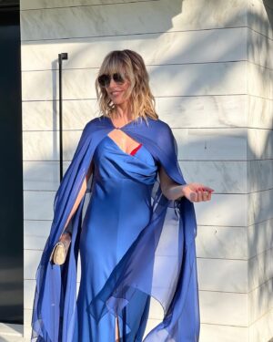 Emma García Instagram - Mi querida @nabelmartins no me puede gustar más este precioso vestido y su capa. Pura elegancia. 
¡¡¡Muchas gracias!!! 💙💙💙

#PreciosoVestido #NocheDeViernes #Disfrute #FelizNoche