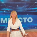 Emma García Instagram - Gracias mi querida @nabelmartins .Tenía muchas ganas de disfrutar de uno de tus diseños.¡¡¡Me encanta el vestido!!! ¡¡¡Sigue con esa pasión, cariño y delicadeza!!!❤️❤️❤️ Look : ◽️Vestido @nabelmartins ◽️Pendientes y anillo @argiajewels Estilista @pepa.carmona Sastra @modabelenmadrid Peluquería @alba.arance Maquillaje @carmenmaquillaje #FelizNoche @unicorntves @telecincoes @mediasetcom