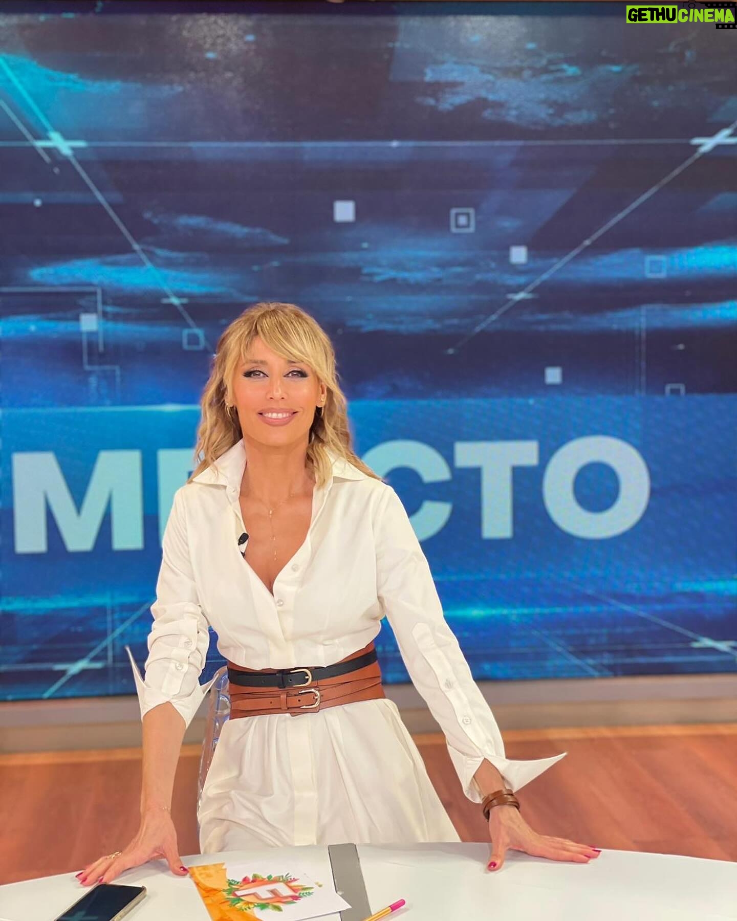 Emma García Instagram - Gracias mi querida @nabelmartins .Tenía muchas ganas de disfrutar de uno de tus diseños.¡¡¡Me encanta el vestido!!! ¡¡¡Sigue con esa pasión, cariño y delicadeza!!!❤️❤️❤️ Look : ◽️Vestido @nabelmartins ◽️Pendientes y anillo @argiajewels Estilista @pepa.carmona Sastra @modabelenmadrid Peluquería @alba.arance Maquillaje @carmenmaquillaje #FelizNoche @unicorntves @telecincoes @mediasetcom