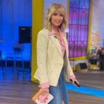Emma García Instagram - Hasta el viernes que viene que en @fiestatelecinco hacemos triplete 🥰 ▫️Look : -Joyas @argiajewels -Falda, camisa y blazer @clndstno1 Estilista @pepa.carmona Sastra @modabelenmadrid Peluquería @alba.arance Maquillaje @arquimedesllorens_maquillador #BuenaSemana #FelizNoche @unicorntves @telecincoes @mediasetcom