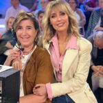 Emma García Instagram - Hasta el viernes que viene que en @fiestatelecinco hacemos triplete 🥰 ▫️Look : -Joyas @argiajewels -Falda, camisa y blazer @clndstno1 Estilista @pepa.carmona Sastra @modabelenmadrid Peluquería @alba.arance Maquillaje @arquimedesllorens_maquillador #BuenaSemana #FelizNoche @unicorntves @telecincoes @mediasetcom