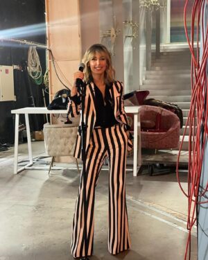 Emma García Instagram - Micro en mano… muchas cosas que contaros… 
Os esperamos en @fiestatelecinco a las 16h
😘😘😘

Look : 
▫️Joyas @argiajewels 
▫️Traje @dsquared2 

Estilista @pepa.carmona 
Sastra @modabelenmadrid 
Peluquería @alba.arance 
Maquillaje @carmenmaquillaje 

#TeAcompañamos  #Fiesta  #FinesDeSemanaContigo #SeguimosEnLaRed  @unicorntves @telecincoes @mediasetcom