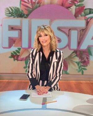 Emma García Instagram - Micro en mano… muchas cosas que contaros… 
Os esperamos en @fiestatelecinco a las 16h
😘😘😘

Look : 
▫️Joyas @argiajewels 
▫️Traje @dsquared2 

Estilista @pepa.carmona 
Sastra @modabelenmadrid 
Peluquería @alba.arance 
Maquillaje @carmenmaquillaje 

#TeAcompañamos  #Fiesta  #FinesDeSemanaContigo #SeguimosEnLaRed  @unicorntves @telecincoes @mediasetcom