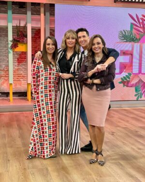 Emma García Instagram - Micro en mano… muchas cosas que contaros… 
Os esperamos en @fiestatelecinco a las 16h
😘😘😘

Look : 
▫️Joyas @argiajewels 
▫️Traje @dsquared2 

Estilista @pepa.carmona 
Sastra @modabelenmadrid 
Peluquería @alba.arance 
Maquillaje @carmenmaquillaje 

#TeAcompañamos  #Fiesta  #FinesDeSemanaContigo #SeguimosEnLaRed  @unicorntves @telecincoes @mediasetcom