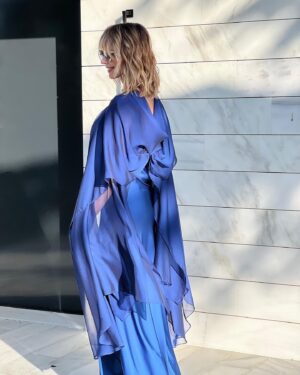 Emma García Instagram - Mi querida @nabelmartins no me puede gustar más este precioso vestido y su capa. Pura elegancia. 
¡¡¡Muchas gracias!!! 💙💙💙

#PreciosoVestido #NocheDeViernes #Disfrute #FelizNoche