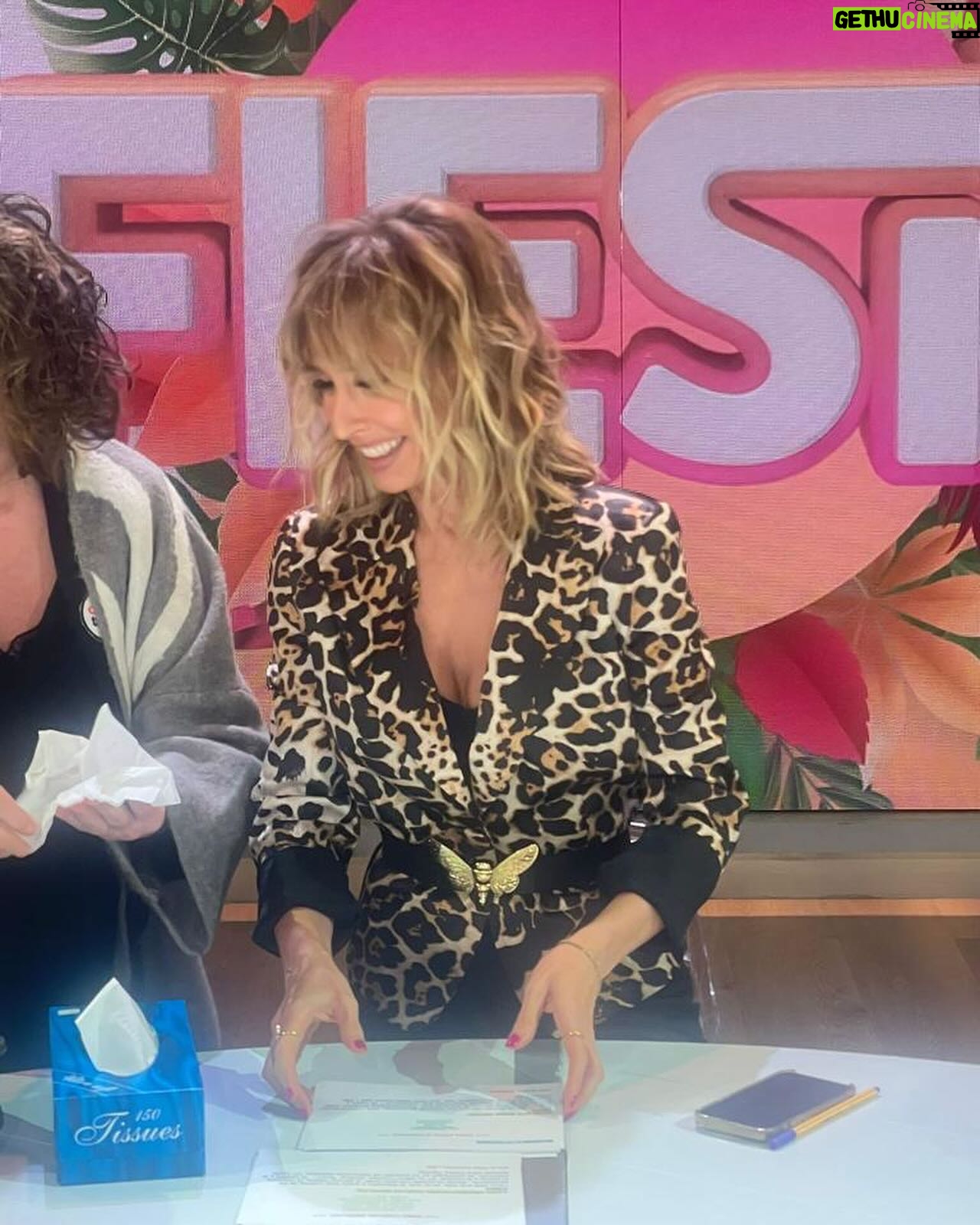 Emma García Instagram - ¡¡¡Gracias por otro finde a vuestro lado!!!🌟🌟🌟 Look : ▫️Joyas @argiajewels ▫️Blazer @georges_rech Estilista @pepa.carmona Sastra @modabelenmadrid Peluquería @alba.arance Maquillaje @carmenmaquillaje #BuenaSemana #Fiesta #SeguimosEnLaRed @unicorntves @telecincoes @mediasetcom