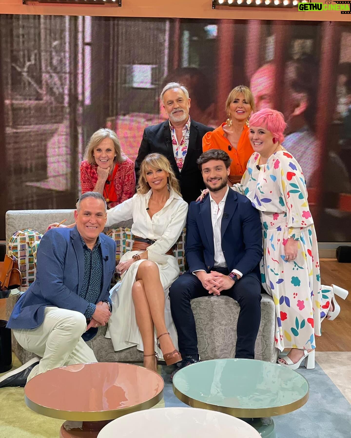 Emma García Instagram - Gracias mi querida @nabelmartins .Tenía muchas ganas de disfrutar de uno de tus diseños.¡¡¡Me encanta el vestido!!! ¡¡¡Sigue con esa pasión, cariño y delicadeza!!!❤️❤️❤️ Look : ◽️Vestido @nabelmartins ◽️Pendientes y anillo @argiajewels Estilista @pepa.carmona Sastra @modabelenmadrid Peluquería @alba.arance Maquillaje @carmenmaquillaje #FelizNoche @unicorntves @telecincoes @mediasetcom