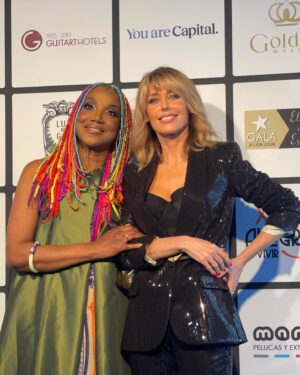 Emma García Instagram - Muchísimas gracias mi querida @lucreciaagua_ por la maravillosa velada que hemos disfrutado en Barcelona y por este precioso “Premio Alegría” que tiene tu esencia. Eres mágica. 
Regreso emocionada y agradecida.
Abrazo inmenso 💖

@premiosalegriadevivir