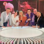 Emma García Instagram – ¡¡¡Gracias siempre por acompañarnos en nuestra @fiestatelecinco!!! 🎉🎊
Hoy más…🥳

Look : 
▫️Joyas @argiajewels 
▫️Traje @aleksanderrevas 

Estilista @pepa.carmona 
Sastra @modabelenmadrid 
Peluquería @alba.arance 
Maquillaje @arquimedesllorens_maquillador 

#TeAcompañamos #ALasCuatro #Fiesta  #DomingosContigo #SeguimosEnLaRed  @unicorntves @telecincoes @mediasetcom