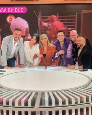 Emma García Instagram - ¡¡¡Gracias siempre por acompañarnos en nuestra @fiestatelecinco!!! 🎉🎊
Hoy más…🥳

Look : 
▫️Joyas @argiajewels 
▫️Traje @aleksanderrevas 

Estilista @pepa.carmona 
Sastra @modabelenmadrid 
Peluquería @alba.arance 
Maquillaje @arquimedesllorens_maquillador 

#TeAcompañamos #ALasCuatro #Fiesta  #DomingosContigo #SeguimosEnLaRed  @unicorntves @telecincoes @mediasetcom