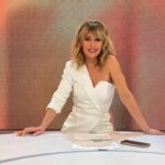 Emma García Instagram - 😘😘😘😘😘😘😘😘 Look : ▫️Joyas @argiajewels ▫️Vestido @gaelle_paris Estilista @pepa.carmona Sastra @modabelenmadrid Maquillaje @carmenmaquillaje Peluquería @ooodeee #FelizNoche @unicorntves @telecincoes @mediasetcom