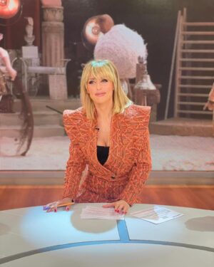 Emma García Instagram - ¡¡¡Gracias siempre por acompañarnos en nuestra @fiestatelecinco!!! 🎉🎊
Hoy más…🥳

Look : 
▫️Joyas @argiajewels 
▫️Traje @aleksanderrevas 

Estilista @pepa.carmona 
Sastra @modabelenmadrid 
Peluquería @alba.arance 
Maquillaje @arquimedesllorens_maquillador 

#TeAcompañamos #ALasCuatro #Fiesta  #DomingosContigo #SeguimosEnLaRed  @unicorntves @telecincoes @mediasetcom