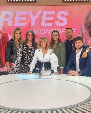 Emma García Instagram - ¡¡¡De Fiesta en Fiesta!!!🥳

Look :
▫️Joyas @argiajewels 
▫️Camisa @jacquemus 
▫️Cinturón @massimodutti 

Estilista @pepa.carmona 
Sastra @modabelenmadrid 
Maquillaje @carmenmaquillaje 
Peluquería @alba.arance 

#FelizDomingo #NosVamosDeFiesta #ALasCuatro @unicorntves @telecincoes @mediasetcom