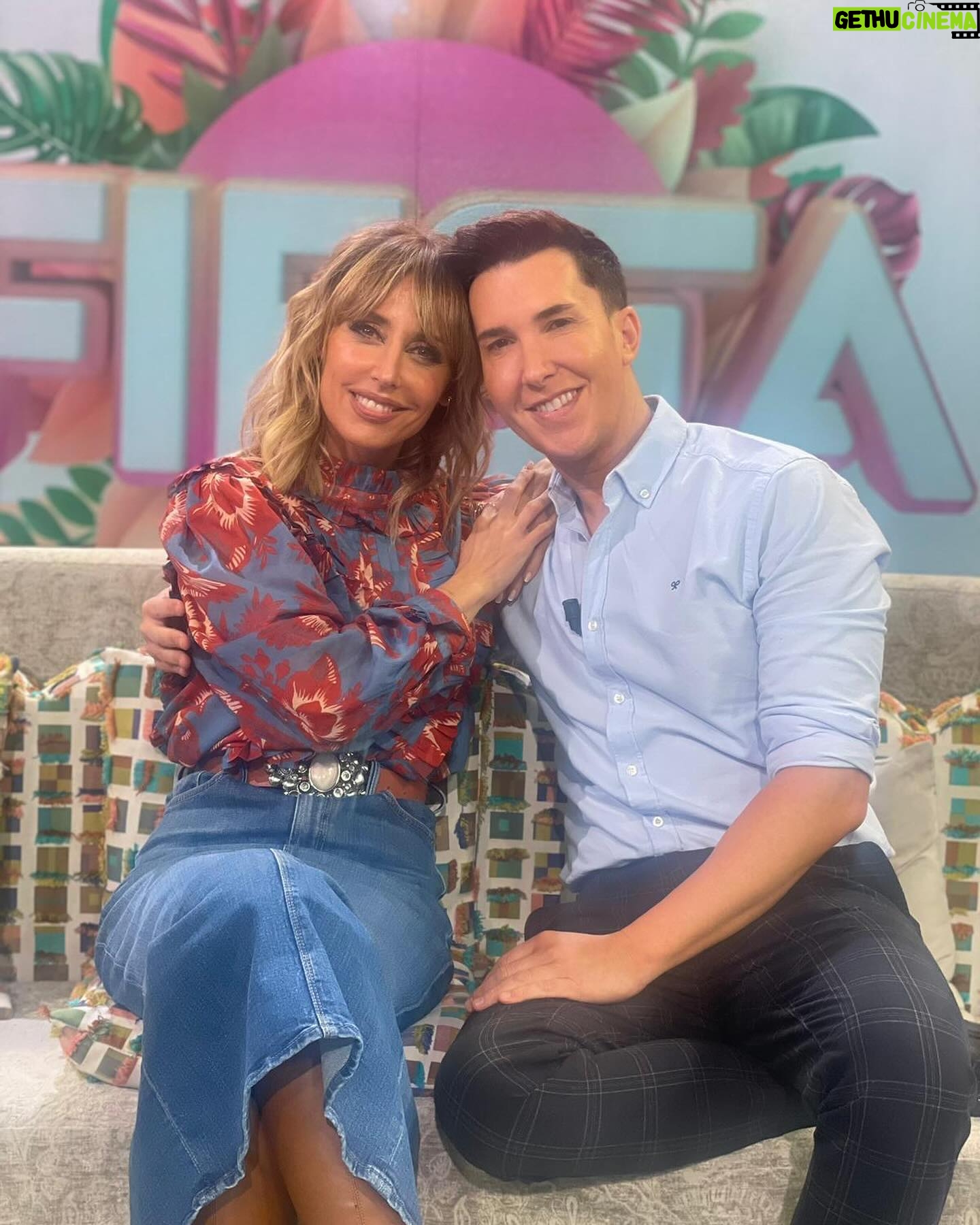 Emma García Instagram - ¡¡¡Pues hemos pasado un buen finde, amig@s!!!Abrazo fuerte ❤️ Look : ▫️Joyas @argiajewels ▫️Blusa @farmrio ▫️Falda @motherdenim ▫️Cinturón @nona.bcn Estilista @pepa.carmona Sastra @modabelenmadrid Peluquería @alba.arance Maquillaje @carmenmaquillaje #FelizLunes #SeguimosEnLaRed @unicorntves @telecincoes @mediasetcom