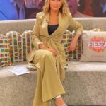 Emma García Instagram - Una que se va😉… nos vemos el próximo sábado. Abrazo fuerte ❤️ Look : ◽️Joyas @argiajewels ◽️Traje @42gradoslatitudnorte Estilista @pepa.carmona Sastra @modabelenmadrid Peluquería @alba.arance Maquillaje @carmenmaquillaje #FinesDeSemanaContigo @unicorntves @telecincoes @mediasetcom