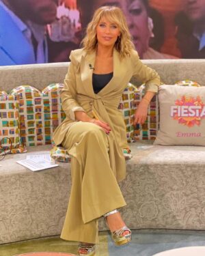 Emma García Instagram - Una que se va😉… nos vemos el próximo sábado. Abrazo fuerte ❤️

Look : 
◽️Joyas @argiajewels 
◽️Traje @42gradoslatitudnorte 

Estilista @pepa.carmona 
Sastra @modabelenmadrid 
Peluquería @alba.arance 
Maquillaje @carmenmaquillaje 

#FinesDeSemanaContigo @unicorntves @telecincoes @mediasetcom