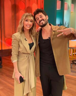Emma García Instagram - Una que se va😉… nos vemos el próximo sábado. Abrazo fuerte ❤️

Look : 
◽️Joyas @argiajewels 
◽️Traje @42gradoslatitudnorte 

Estilista @pepa.carmona 
Sastra @modabelenmadrid 
Peluquería @alba.arance 
Maquillaje @carmenmaquillaje 

#FinesDeSemanaContigo @unicorntves @telecincoes @mediasetcom