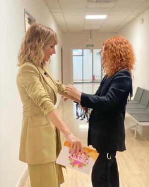 Emma García Instagram - Una que se va😉… nos vemos el próximo sábado. Abrazo fuerte ❤️

Look : 
◽️Joyas @argiajewels 
◽️Traje @42gradoslatitudnorte 

Estilista @pepa.carmona 
Sastra @modabelenmadrid 
Peluquería @alba.arance 
Maquillaje @carmenmaquillaje 

#FinesDeSemanaContigo @unicorntves @telecincoes @mediasetcom