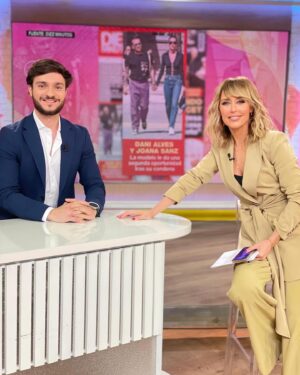 Emma García Instagram - Una que se va😉… nos vemos el próximo sábado. Abrazo fuerte ❤️

Look : 
◽️Joyas @argiajewels 
◽️Traje @42gradoslatitudnorte 

Estilista @pepa.carmona 
Sastra @modabelenmadrid 
Peluquería @alba.arance 
Maquillaje @carmenmaquillaje 

#FinesDeSemanaContigo @unicorntves @telecincoes @mediasetcom