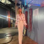 Emma García Instagram – Preparada para nuestro domingo de @fiestatelecinco ¡¡¡Vaaaamos!!!🌹

Look : 
▫️Joyas @argiajewels 
▫️Camisa @pom_amsterdam 
▫️Pantalón @clndstno1 

Estilista @pepa.carmona 
Sastra @modabelenmadrid 
Peluquería @alba.arance 
Maquillaje @carmenmaquillaje 

#HoyMásFiesta #ALasCuatro #TeEspero  #DomingosContigo #SeguimosEnLaRed  @unicorntves @telecincoes @mediasetcom