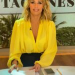 Emma García Instagram - ¡¡¡Muy buenas noches!!! ¡¡¡A disfrutar de la noche del sábado!!!🌟🌟🌟😘 Look : ▫️Joyas @argiajewels ▫️Camisa @vincoli_by_angeles_oficial ▫️Pantalón @clndstno1 Estilista @pepa.carmona Sastra @modabelenmadrid Peluquería @alba.arance Maquillaje @carmenmaquillaje #MañanaMás #TeEspero @unicorntves @telecincoes @mediasetcom