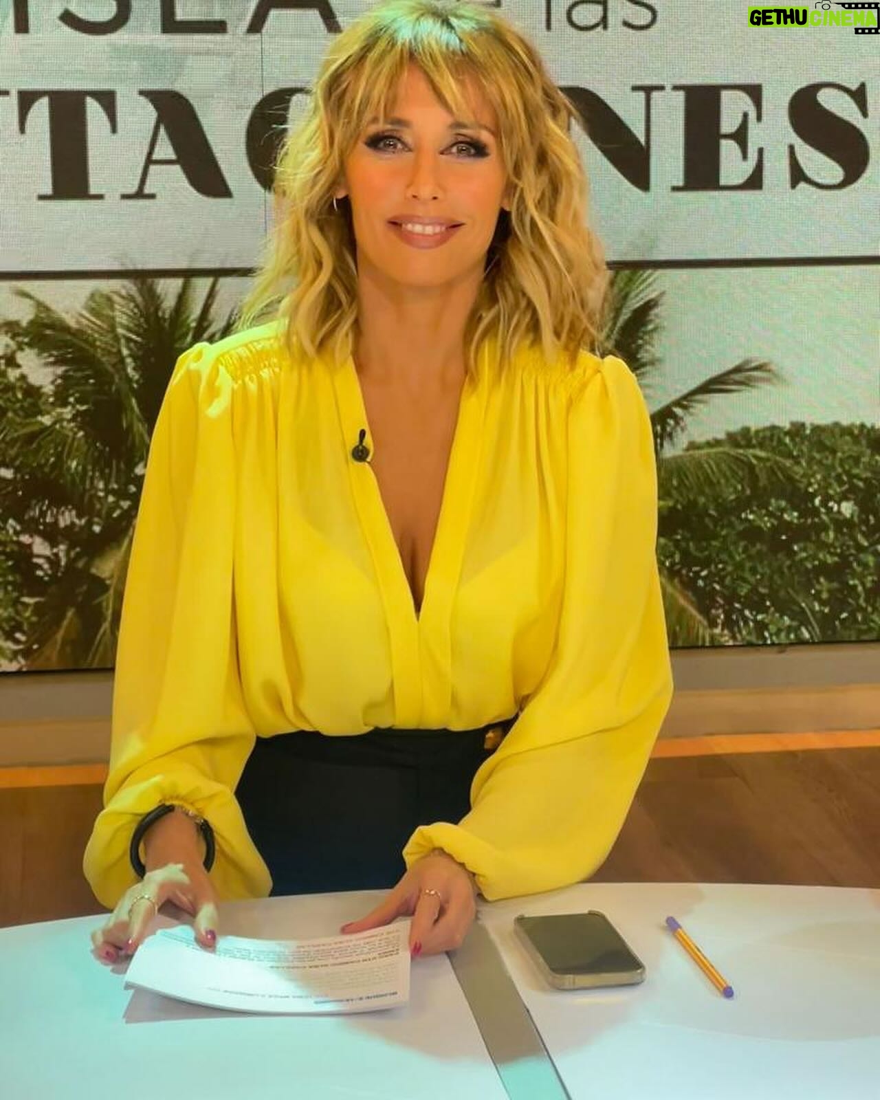 Emma García Instagram - ¡¡¡Muy buenas noches!!! ¡¡¡A disfrutar de la noche del sábado!!!🌟🌟🌟😘 Look : ▫️Joyas @argiajewels ▫️Camisa @vincoli_by_angeles_oficial ▫️Pantalón @clndstno1 Estilista @pepa.carmona Sastra @modabelenmadrid Peluquería @alba.arance Maquillaje @carmenmaquillaje #MañanaMás #TeEspero @unicorntves @telecincoes @mediasetcom