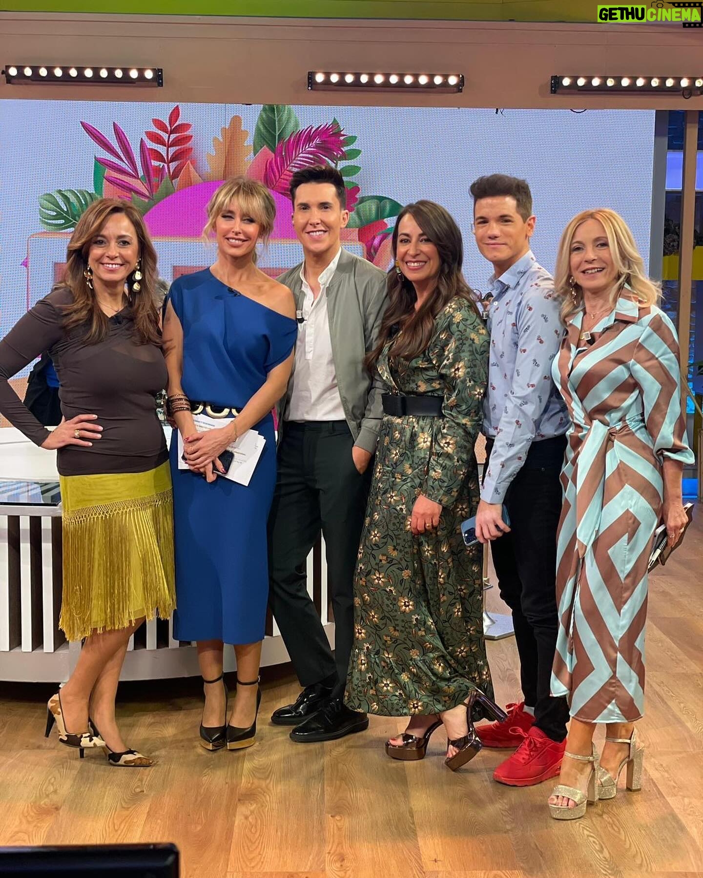 Emma García Instagram - Os dejo momentos de sábado en @fiestatelecinco . Gracias mi querido @ivanreboso por la sorpresa tan bonita que me diste. ¡¡¡Me emocionaron mucho las palabras que me dedicaste!!!❤️❤️❤️ Look : ◽️Anillos y pendientes @argiajewels ◽️vestido @purificaciongarcia Estilista @pepa.carmona Sastra @modabelenmadrid Peluquería @alba.arance Maquillaje @carmenmaquillaje #HoyMásFiesta @unicorntves @telecincoes @mediasetcom