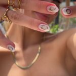 Emma Keitmann Instagram - J’ai fait mes ongles chez @makemeshineonglerie pour la première fois grâce a cette collaboration entre nous et je suis fan !! Je lui ai demandé du Nail Art simple doré comme un bijoux sur mes ongles et voici le résultat 😍✨