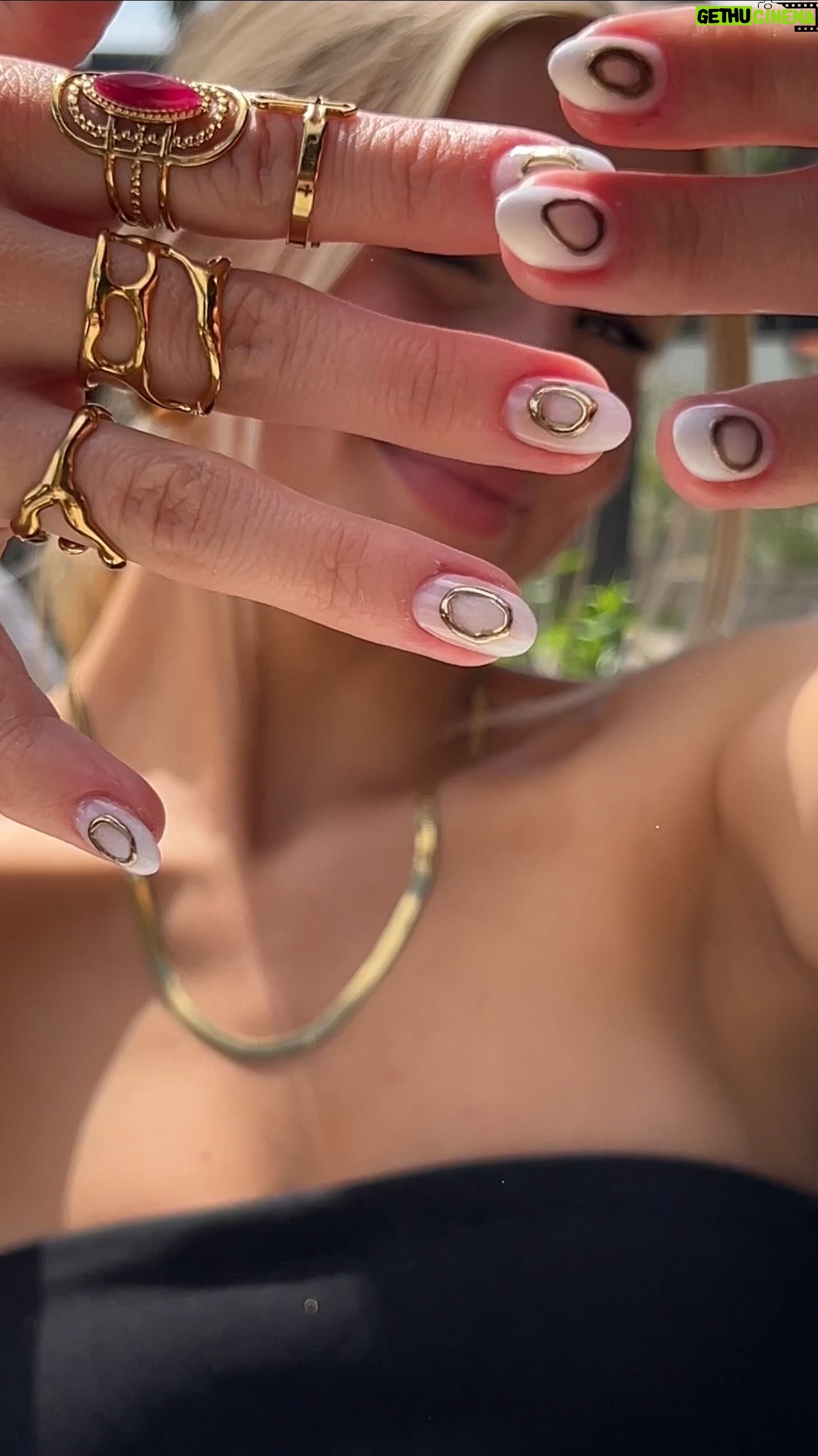 Emma Keitmann Instagram - J’ai fait mes ongles chez @makemeshineonglerie pour la première fois grâce a cette collaboration entre nous et je suis fan !! Je lui ai demandé du Nail Art simple doré comme un bijoux sur mes ongles et voici le résultat 😍✨
